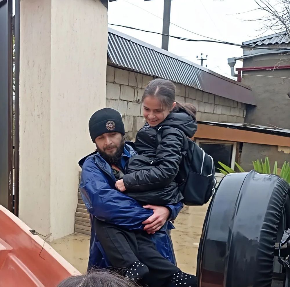 Спасатели МЧС . Эвакуация населения из затопленных районов.